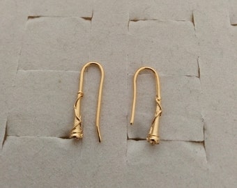 une paire de longues boucles d'oreilles en plaqué or 24k