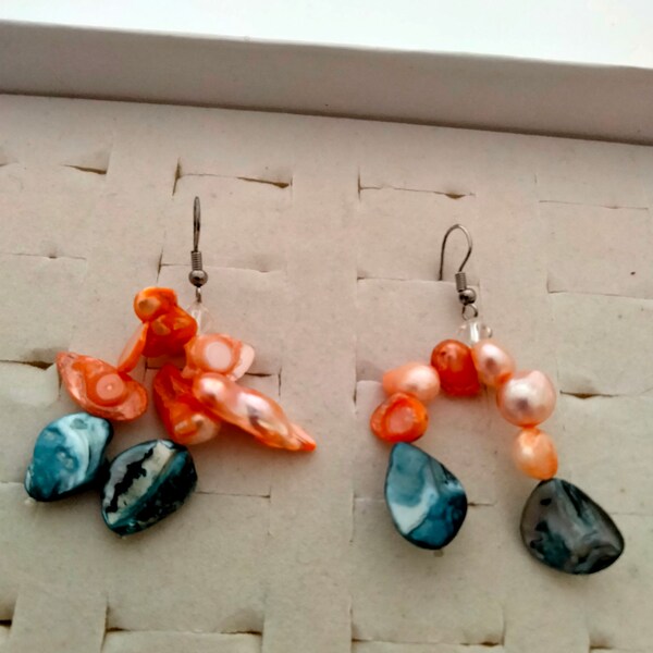 boucles fantaisie avec grandes perles chips couleur orange et bleue sur crochet acier