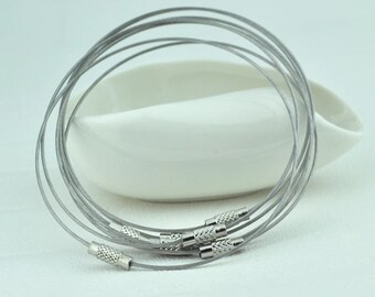 bracelet en fil acier argent  de 1mm avec  fermoir à visser, de 7.50cm