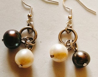 925 silver earrings with ecru and gray synthetic pearls on 925 silver support