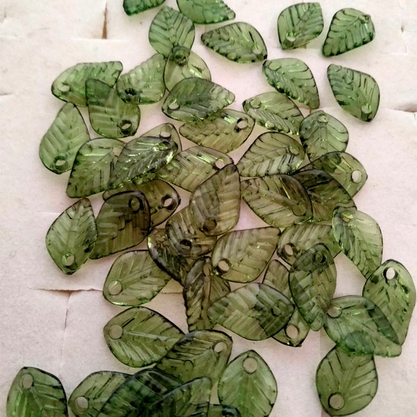 10 petites perles en verre vertes. petites perles de feuille  perles de feuilles vertes. mini-feuilles.