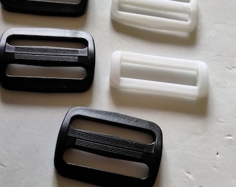 4 zwart-witte plastic riemverstelgespen Schuifgespen voor het verstellen van de schouderriem (3 zwarte en één witte)