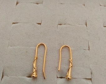 une paire de longues boucles d'oreilles en plaqué or 24k