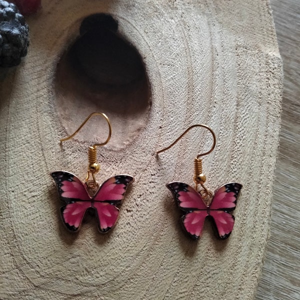 une paire de boucles d'oreilles Charmes en émail papillon bleu ou rouge