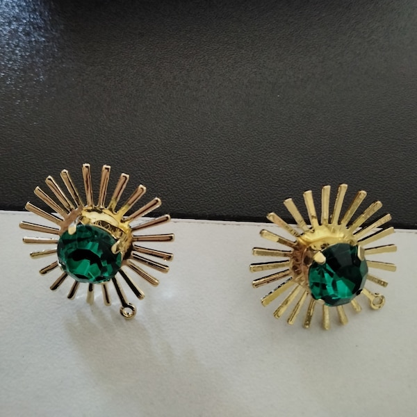boucles d'oreilles puces en métal doré forme étoiles avec strass vert central