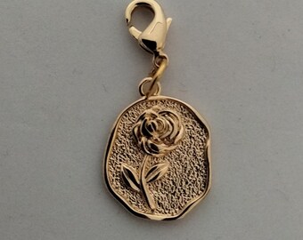 pendentif médaillon plaqué or 14k avec une rose en relief avec fermoir