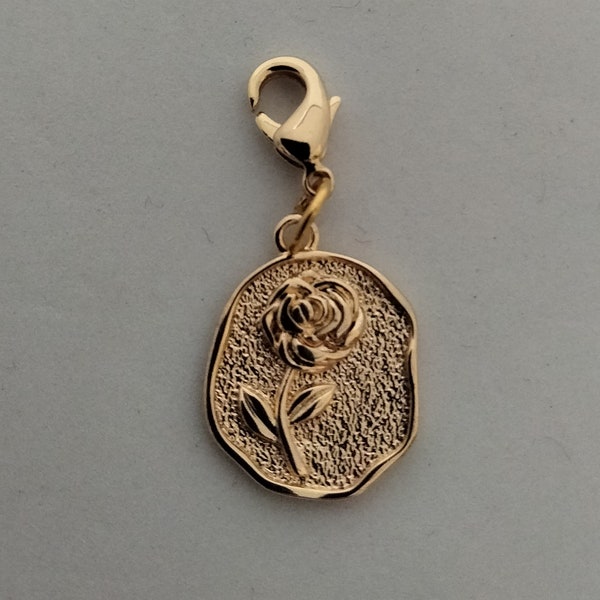 pendentif médaillon plaqué or 14k avec une rose en relief