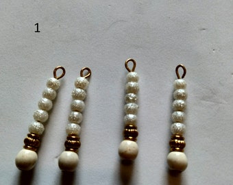 4 breloques avec perles blanches nacrées  en acrylique et bronze