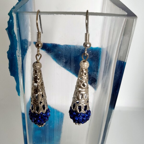 boucles d'oreilles fantaisie perle shamballa noire ou bleue sur breloque argenté