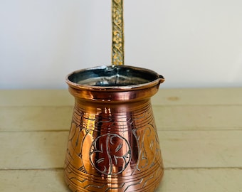 Preciosa cafetera turca vintage de cobre con asas de latón detalladas
