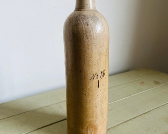 Belle bouteille vintage en grès