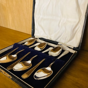Lovely Vintage box set of Silver Plated Tea Spoons