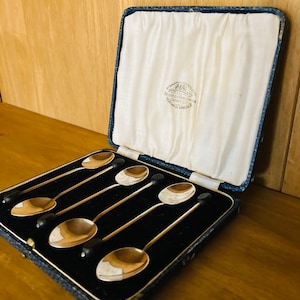 Lovely Vintage Box set of Goldsmiths Regent Plate Coffee Been Spoons
