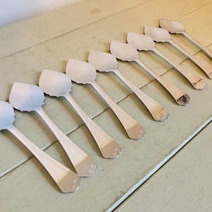 Lovely Vintage set of 9 Dessert Spoons Teaspoons