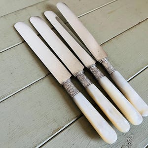 Vintage Landers Frary & Clark Aetna Works Set mit 4 versilberten Perlmutt Buttermessern