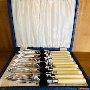 Lovely Vintage Box set of 6 Silver Plated Fish Cutlery Set
