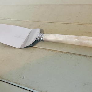 Vacker vintage kakkniv i rostfritt stål med handtag i konstpärlemor