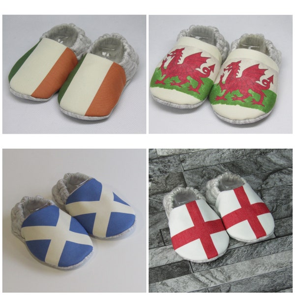 ¡Botines de bebé, zapatos de cuna y pantuflas de diseño inglés, galés, escocés e irlandés! ¡Lindo!