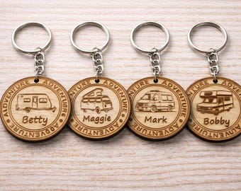 Llavero personalizado de madera grabado con láser para autocaravana, caravana o furgoneta de aventura.
