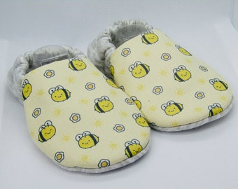 Bee patterned handmade baby booties, available in sizes up to 24 months! Cute! Baby Shower! Baby slippers!