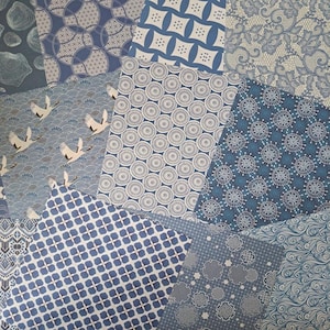Könnte beinhalten: Eine Collage aus blau gemusterten Papieren. Die Designs umfassen geometrische Formen, florale Muster und Bilder von fliegenden Kranichen. Die Papiere variieren in Blau- und Weißtönen.