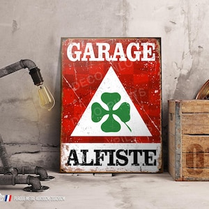 Peut inclure: Panneau en métal rouge et blanc avec le texte "Garage Alfiste" et un trèfle à quatre feuilles vert à l'intérieur d'un triangle blanc.