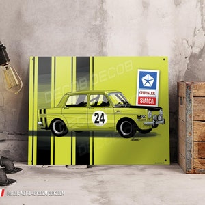 Può includere: Un'auto d'epoca gialla e nera con il numero 24 sul lato. L'auto è su uno sfondo a strisce gialle e nere con il testo "Chrysler Simca" in blu e bianco.