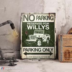 Op de afbeelding: Een groen metalen bord met witte tekst die "No Parking Reserved for Willys Parking Only All Other Vehicles Will Be Towed Away" luidt. Het bord toont een zwart-witte illustratie van een Jeep.