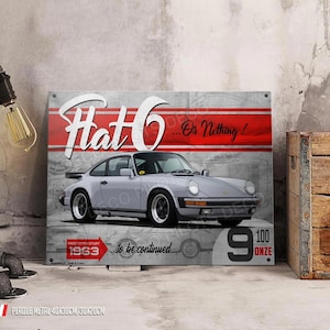 Peut inclure: Une plaque en métal de style vintage représentant une Porsche 911 argentée avec le texte "Flat 6... Or Nothing!" et "H-Start 1963... to be continued". La plaque comprend également le chiffre "9" avec le texte "100 Onze" en dessous.