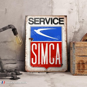 Può includere: Un cartello vintage in metallo con uno schema di colori rosso, bianco e blu. Il cartello recita "SERVICE SIMCA" e presenta un uccello stilizzato in volo. Il cartello ha un aspetto usurato e invecchiato.