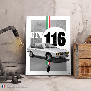 Peut inclure: Une plaque métallique représentant une Alfa Romeo GTv 116 blanche avec un drapeau italien rouge, blanc et vert. La plaque comprend également le texte "Alfa Romeo GTv 116 1974-1987".