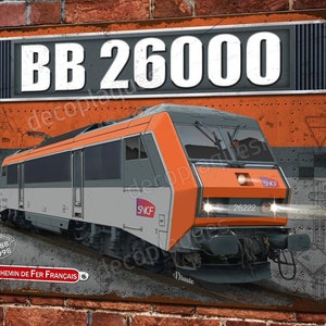 Może przedstawiać: Metalowy znak w stylu vintage przedstawiający pomarańczową i szarą lokomotywę elektryczną z napisem "BB 26000" i "CHEMIN DE FER FRANÇAIS" w kolorze czerwonym. Lokomotywa ma numer "26222" i litery "SNCF" na boku.