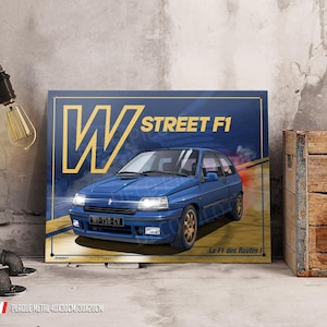 Może przedstawiać: Niebieski samochód z napisem "W STREET F1" i "La F1 des Routes!" na niebieskim i złotym tle. Samochód ma białe tablice rejestracyjne z napisem "WI-150-CV".