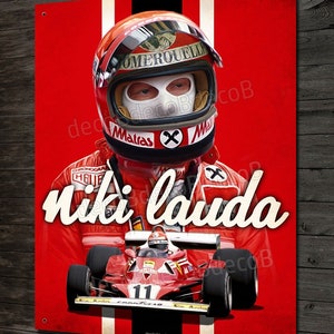Peut inclure: Une affiche vintage rouge et blanche représentant un portrait de Niki Lauda, pilote de Formule 1, portant une combinaison de course rouge et un casque. L'affiche comprend le texte "Niki Lauda" dans une police rétro blanche et une voiture de course Ferrari rouge avec le numéro 11.