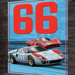 Peut inclure: Une plaque en métal de style vintage avec un fond bleu et le numéro "66" en rouge. La plaque représente deux voitures de course, une bleue et une rouge, sur un circuit.