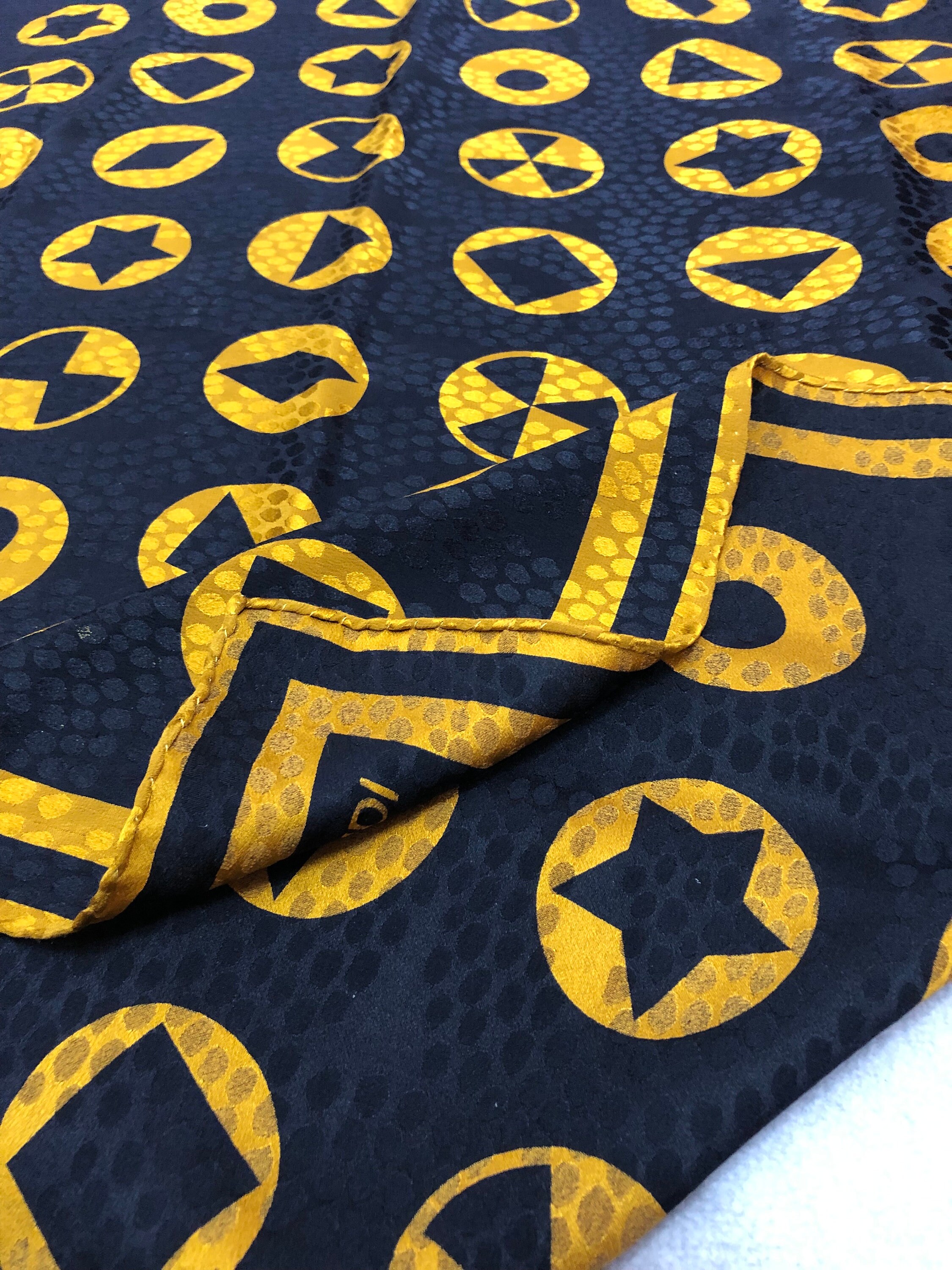 フェンディ シルクスカーフ ヴィンテージ (52インチ x 50.5インチ