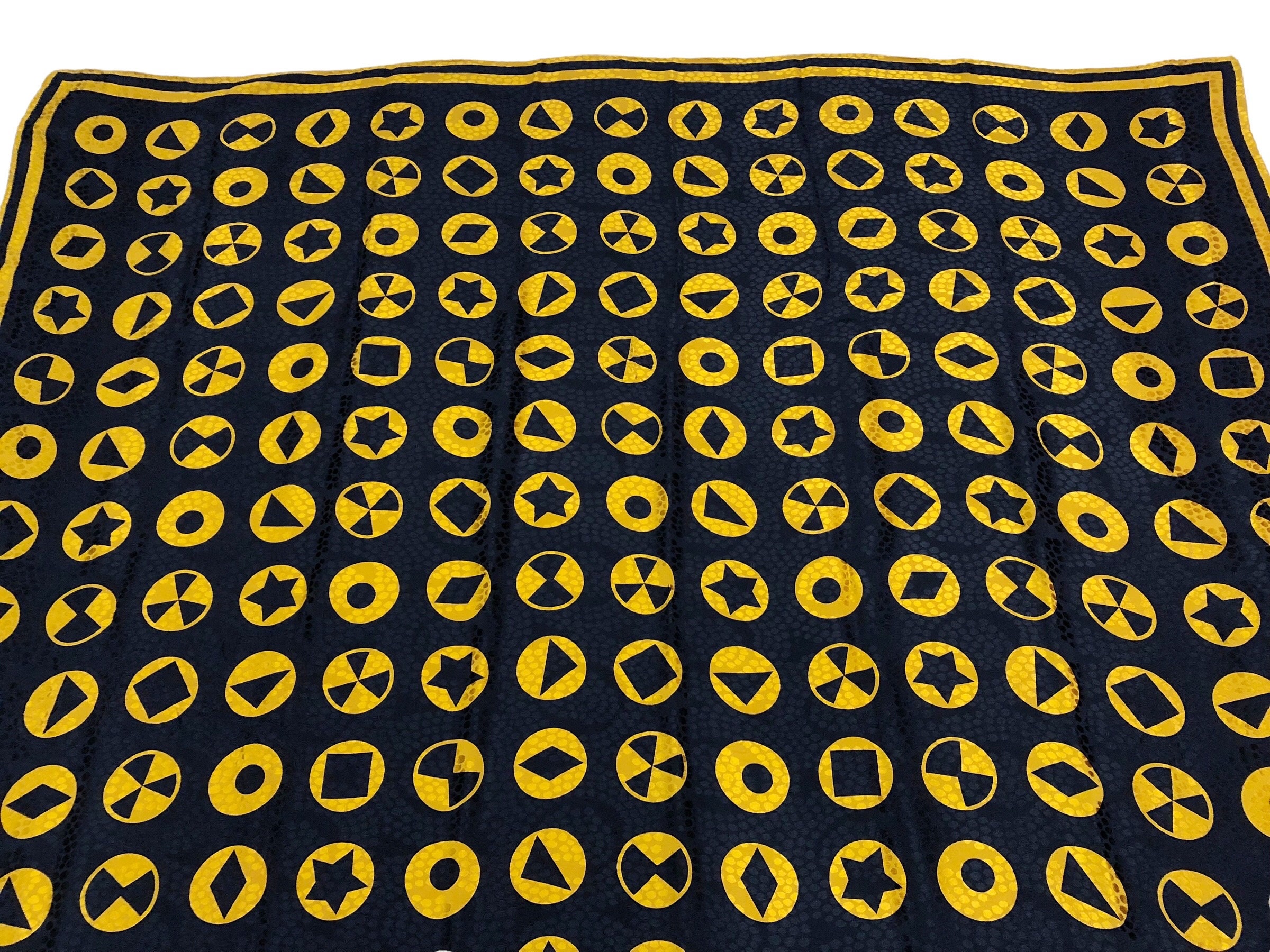 フェンディ シルクスカーフ ヴィンテージ (52インチ x 50.5インチ