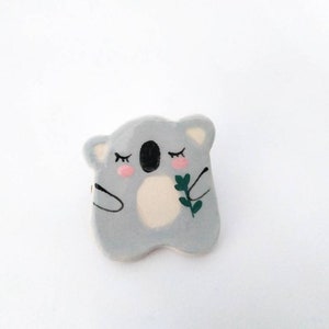 Petite broche koala en céramique modelée et décorée à la main