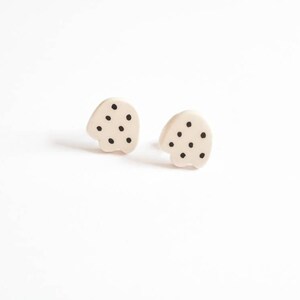 Flower-shaped white earthenware stud earrings