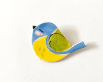 Petite broche mésange bleue en céramique, modelée et décorée à la main