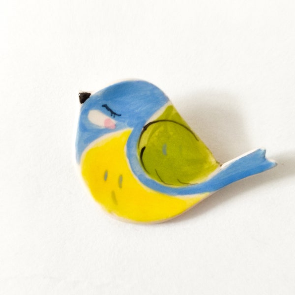 Petite broche mésange bleue en céramique, modelée et décorée à la main