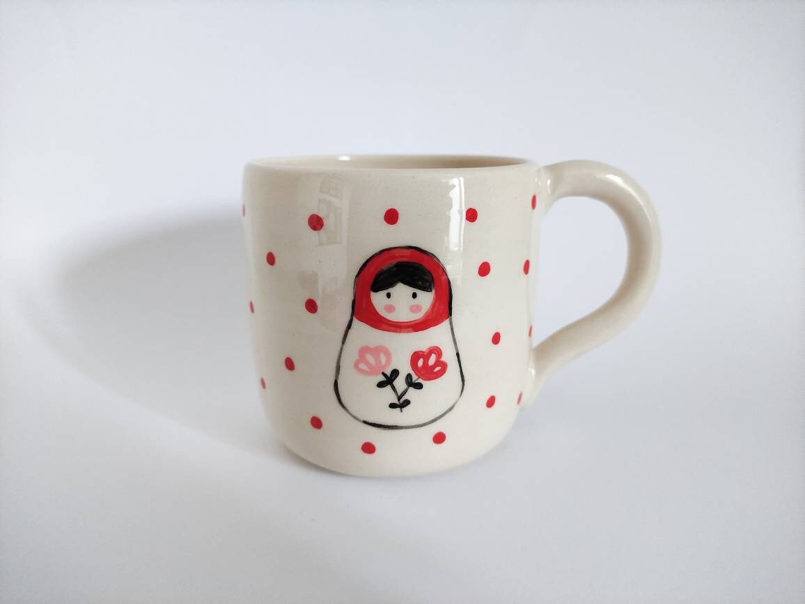 Mug en Céramique avec Décor de Poupée Russe et Pois Rouges