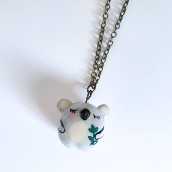 Collier sautoir avec pendentif koala en faïence blanche modelé et décoré à la main