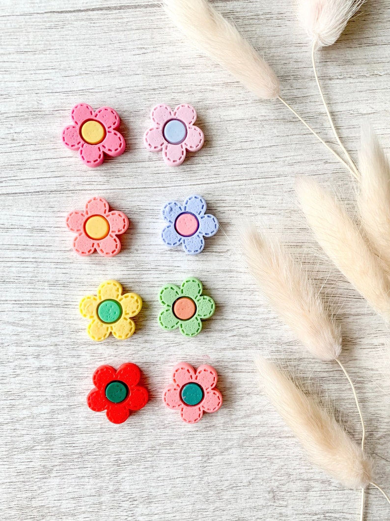 Daisy needle minders in a variety of colors for embroidery, cross stitch, sewing, and needlecrafts.