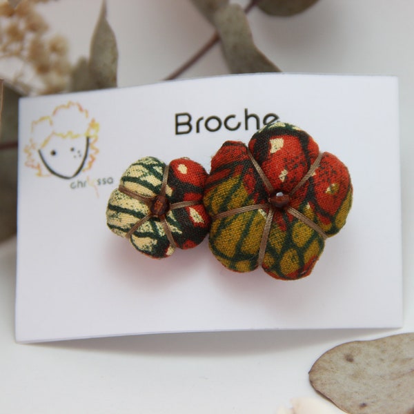 Broche de fleur en tissu wax 100% coton et perle - beige, vert et marron sépia