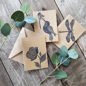 Cartões de visita com blocos de linóleo impressos à mão com beija-flor, libélula e rosa, sortidos com natureza