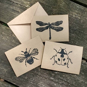 Cartes de correspondance en linoléum imprimées à la main représentant des abeilles, des libellules et des coccinelles assorties d'insectes