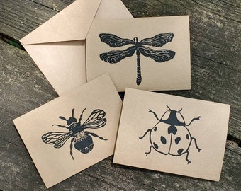 Handgedrukte notitiekaarten honingbij, libel en lieveheersbeestje linoleumblok geassorteerde insecten