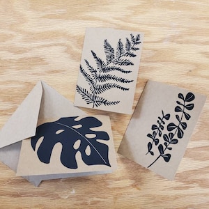 Cartes de correspondance imprimées à la main en linogravure d'eucalyptus, d'eucalyptus et de fougères