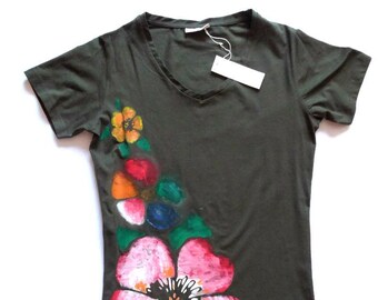 Green olive floral tee-shirt-Women's handmade hibiscus tee-shirt-Painted flowers t-shirt-Hand painted women's gift-Hand painted clothes-Top-